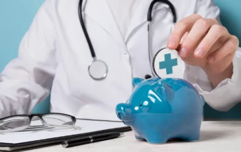 Doctor mostrando ahorros con TuSeguroMedico