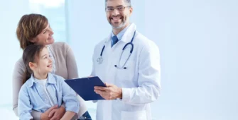 Doctor con sus pacientes despues de estos heberse inscrito en un seguro medico con TuSeguroMedico