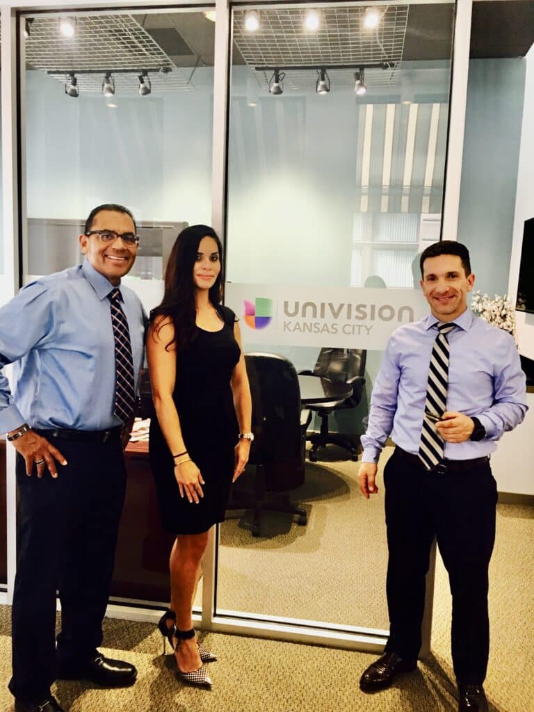Foto con Univision | TuSeguroMédicocom Aparición y premiación como el mejor agente de seguros del año en 2017 premiando por Univisión de Kansas