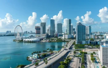 Vista aérea de Miami con modernos rascacielos y la bahía, representando la ciudad como centro clave de los seguros médicos en Estados Unidos
