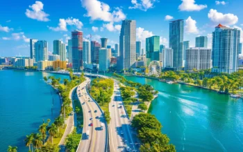 Vista aérea de la ciudad de Miami con su skyline moderno y zonas verdes, ciudad clave en el sistema de salud y planes Medicare Advantage para adultos mayores