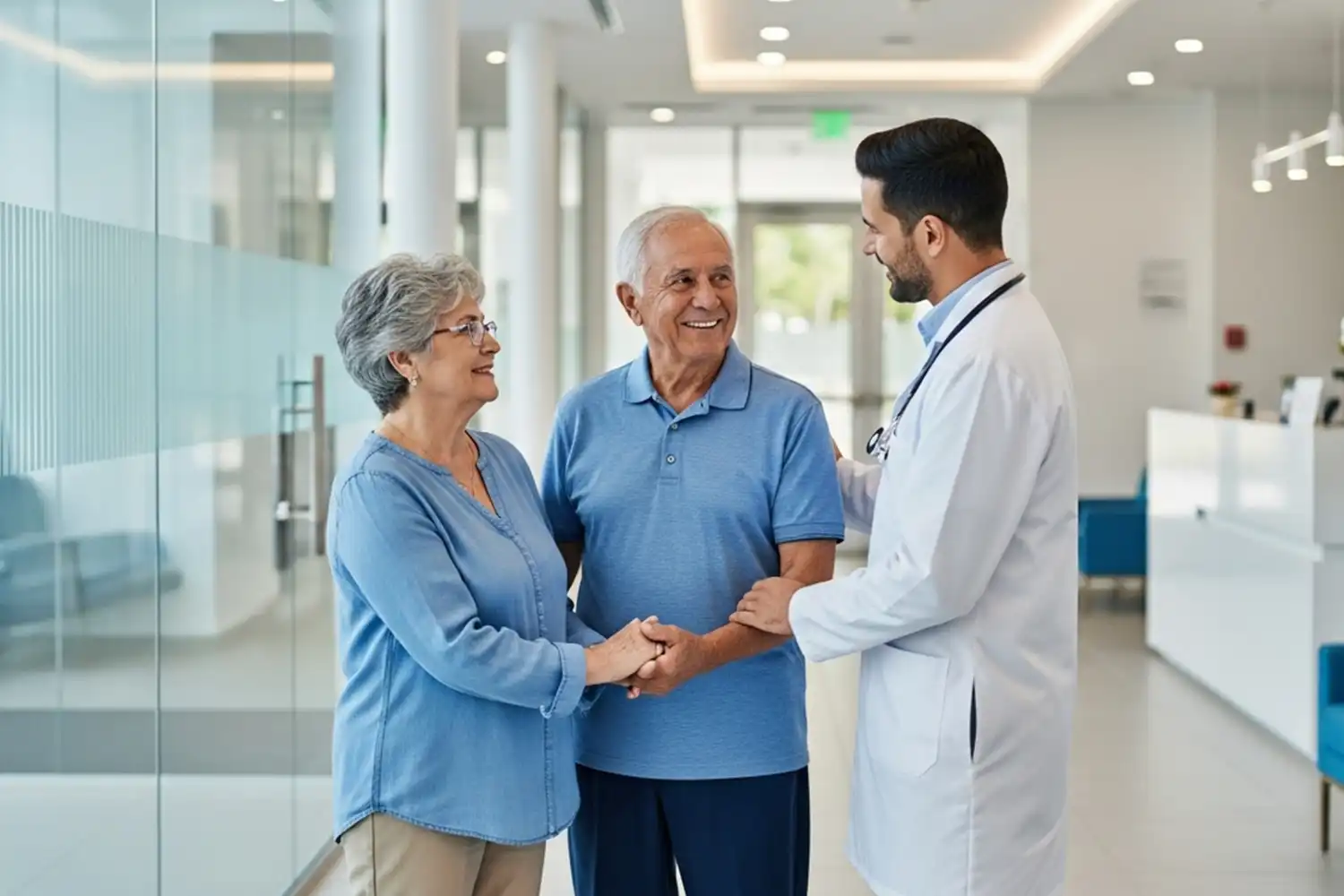 Pareja hispana de adultos mayores siendo atendida por un doctor en un centro médico moderno en Florida, representando los mejores centros de Medicare con atención bilingüe y de calidad.